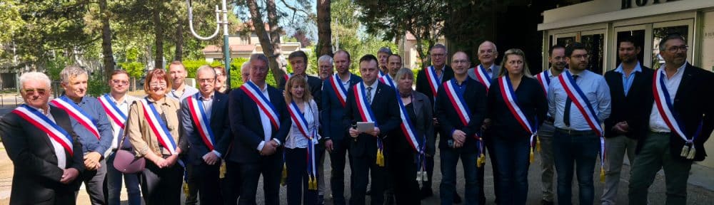 Vingt-cinq maires de communes de la Métropole se sont rassemblés autour de Raphaël Guerrero devant l'hôtel de ville de Fontaine. © Joël Kermabon - Place Gre'net