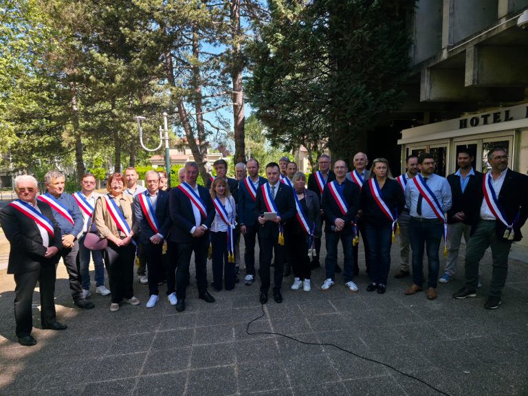Vingt-cinq maires de communes de la Métropole se sont rassemblés autour de Raphaël Guerrero devant l'hôtel de ville de Fontaine. © Joël Kermabon - Place Gre'net