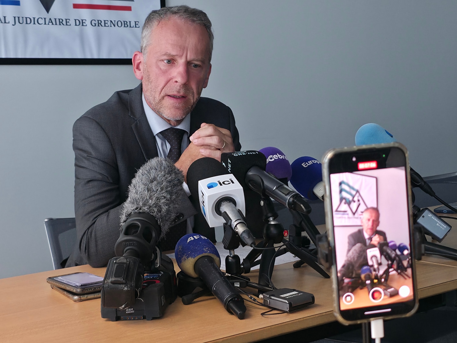 Étienne Manteaux, procureur de la République de Grenoble, lors de la conférence de presse relative à la fusillade survenue dans le quartier Mistral, mardi 26 mai 2026. © Joël Kermabon - Place Gre'net