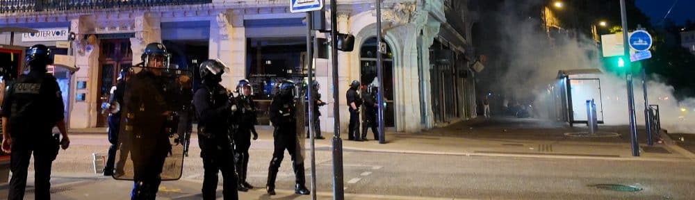 Débordements dans le centre-ville de Grenoble après la victoire du PSG en Ligue des champions. © Joël Kermabon - Place Gre'net