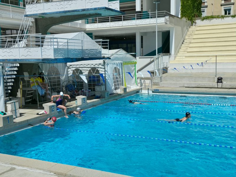 Des barnums chauffés sont présents aux abords du bassin de 25 mètres de la piscine Jean-Bron. © Joël Kermabon - Place Gre'net