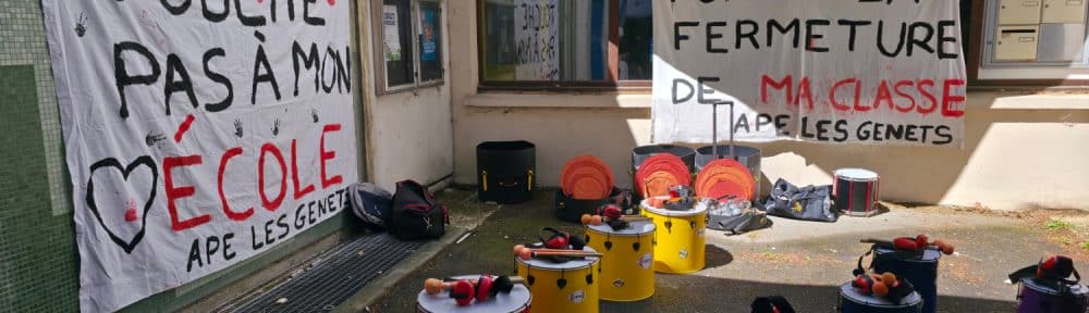 Rassemblement devant l'école des Genêts, à la Villeneuve, pour dénoncer la fermeture d'une classe. © Joël Kermabon - Place Gre'net