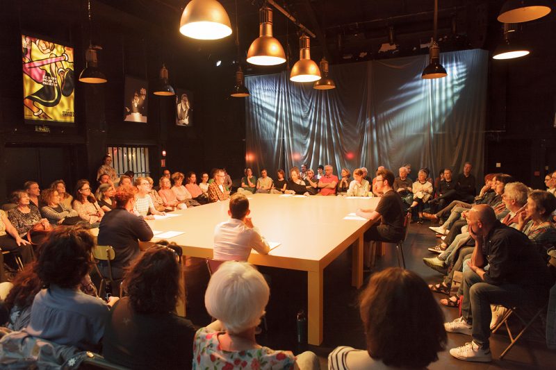 Regards croisés : le théâtre contemporain se penche sur le système capitaliste à Grenoble