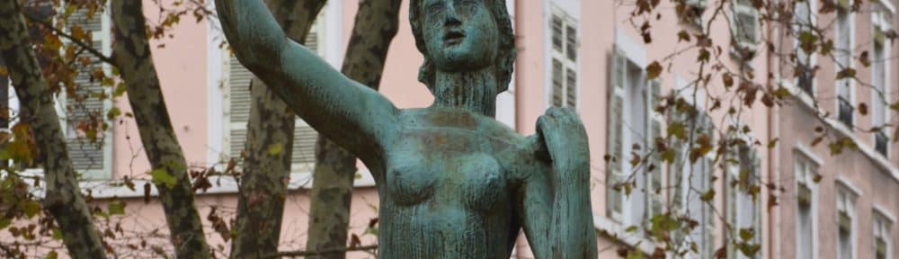Le maire de Vienne "scandalisé" après la relaxe de deux militantes LFI (supposément) filmées en train de dégrader une statue