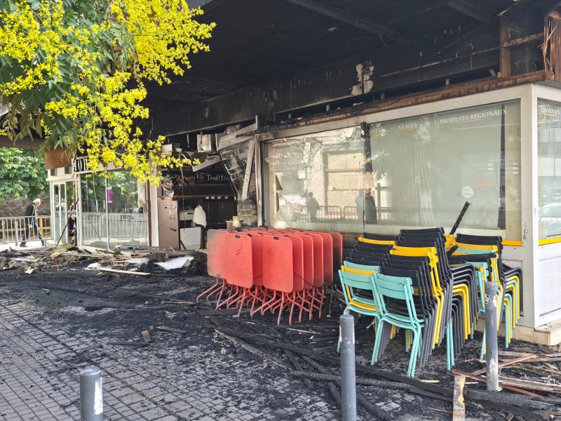 Grenoble: le salon de thé Au Chardon bleu détruit à la voiture bélier incendiée en plein centre-ville
