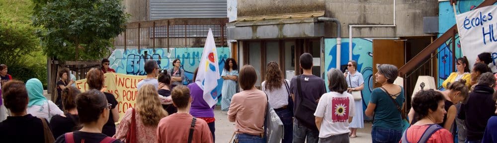 À l’école Le Lac, mardi 9 juin 2026, enseignants, parents et AESH ont dénoncé la dégradation de leurs conditions de travail.