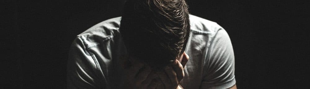 Homme la tête dans ses mains. Souffrance et dépression. © Pixabay