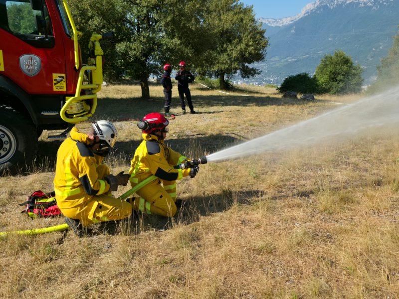 Hélicoptères supplémentaires, pompiers volontaires… La Région Aura renforce ses moyens face aux incendies estivaux. Des agents de l'Office national des forêts ont fait la démonstration de la maîtrise d'un départ d'incendie. © Joël Kermabon - Place Gre'net