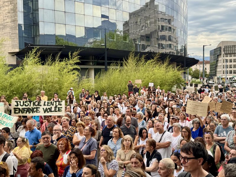 « Je suis en colère, protégez-nous », 300 personnes manifestent à Grenoble pour les enfants victimes de violences
