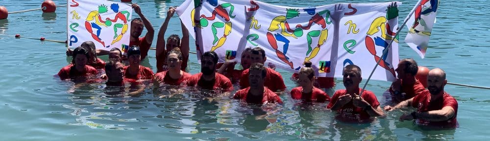 Le Snep-FSU se "jette à l'eau" dans le lac de Paladru pour alerter sur les besoins en matière d'apprentissage de la natation