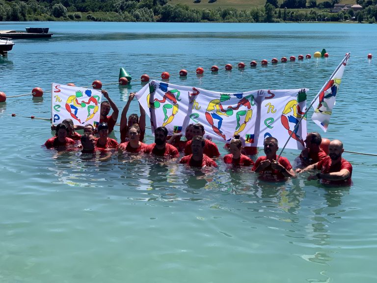 Le Snep-FSU se "jette à l'eau" dans le lac de Paladru pour alerter sur les besoins en matière d'apprentissage de la natation