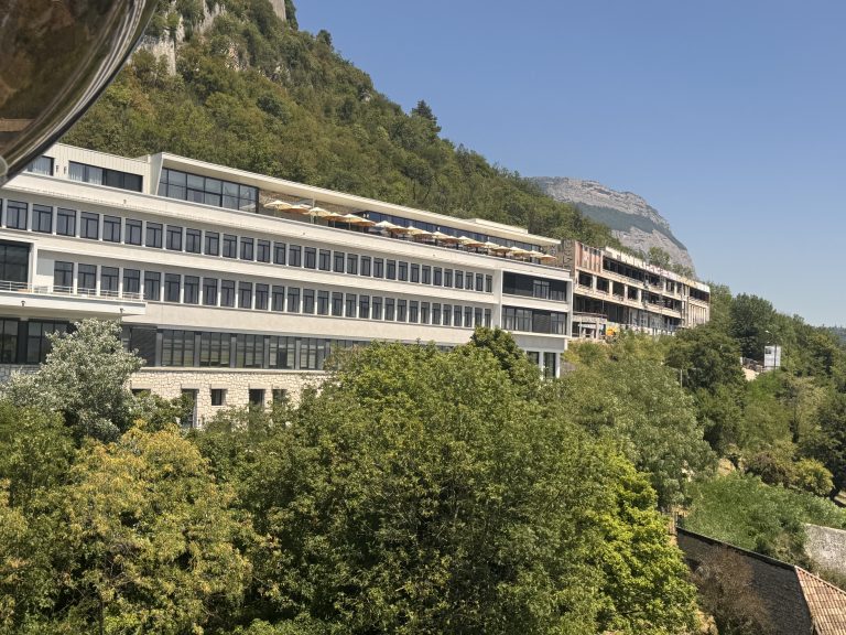 Trois projets en lice pour l'avenir de la Cité du Rabot à Grenoble et des « avancées concrètes » pour la restauration et la voirie du site