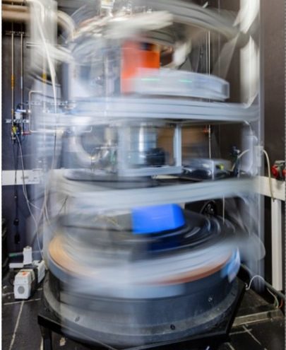 Grégory Garde y développe un cryostat optique tournant capable de maintenir des températures extrêmement basses malgré la rotation rapide de l’ensemble. Un défi technique qui l’amène à imaginer un système étanche permettant de conserver l’hélium liquide et les conditions de basse pression nécessaires au fonctionnement du cryostat. © CNRS Alpes