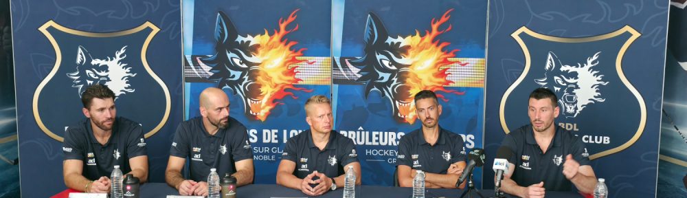 De gauche à droite : Alexandre Grenier, Sacha Treille, Juha Juujärvi, le nouvel entraineur finlandais, Jérôme Perez et Yohann Auvitu. © Joël Kermabon - Place Gre'net