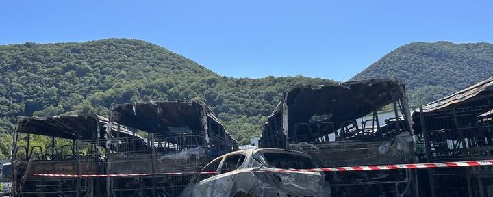 Six autocars de la société de transports Keolis détruits par les flammes dans un dépôt de Vif