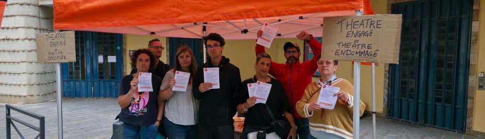 Les salariés grévistes du TMG devant les portes du théâtre fermées. © Joël Kermabon - Place Gre'net