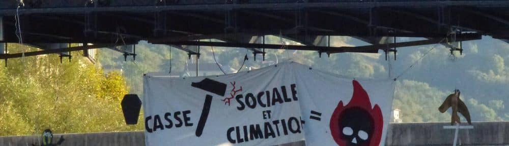 Mise en scène choisie, samedi 26 septembre 2026 par l’antenne grenobloise d’Extinction Rebellion pour symboliser les morts humaines et animales liées aux fortes chaleurs de l’été 2026. © Extinction Rebellion