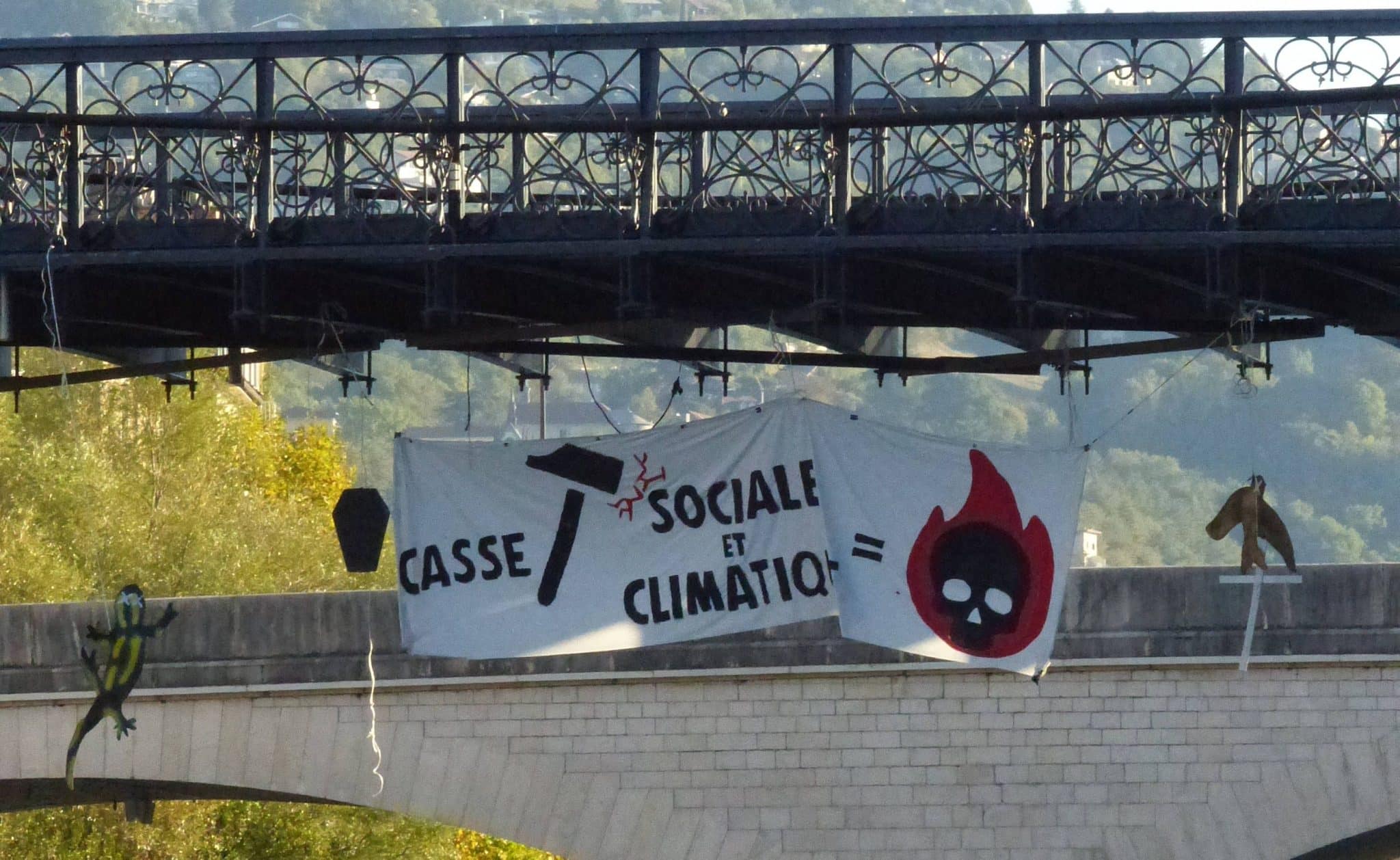 Mise en scène choisie, samedi 26 septembre 2026 par l’antenne grenobloise d’Extinction Rebellion pour symboliser les morts humaines et animales liées aux fortes chaleurs de l’été 2026. © Extinction Rebellion