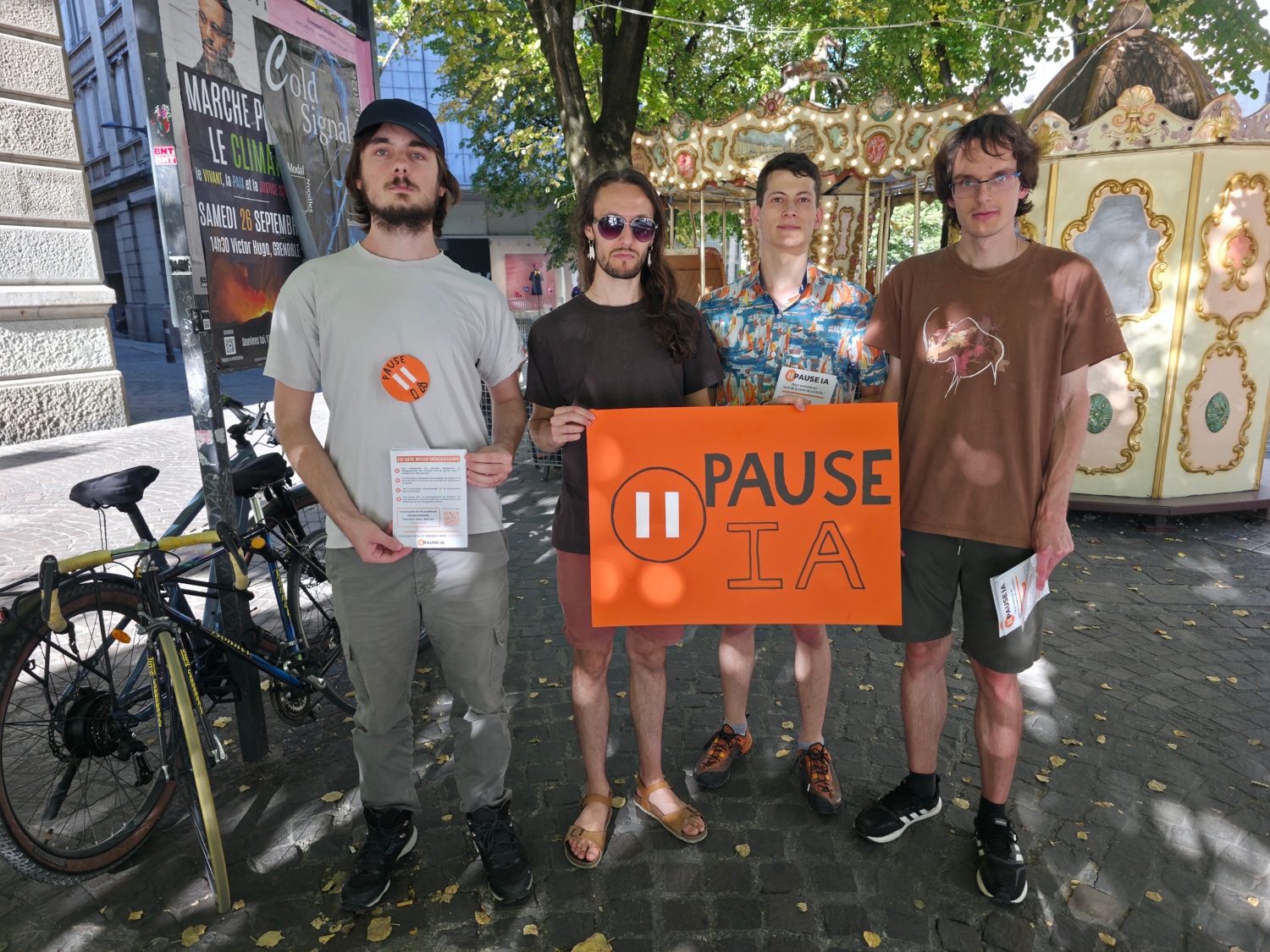 Des bénévoles de l'association Pause IA ont mené une action de sensibilisation contre les risques de débordement des intelligences artificielles. © Joël Kermabon - Place Gre'net