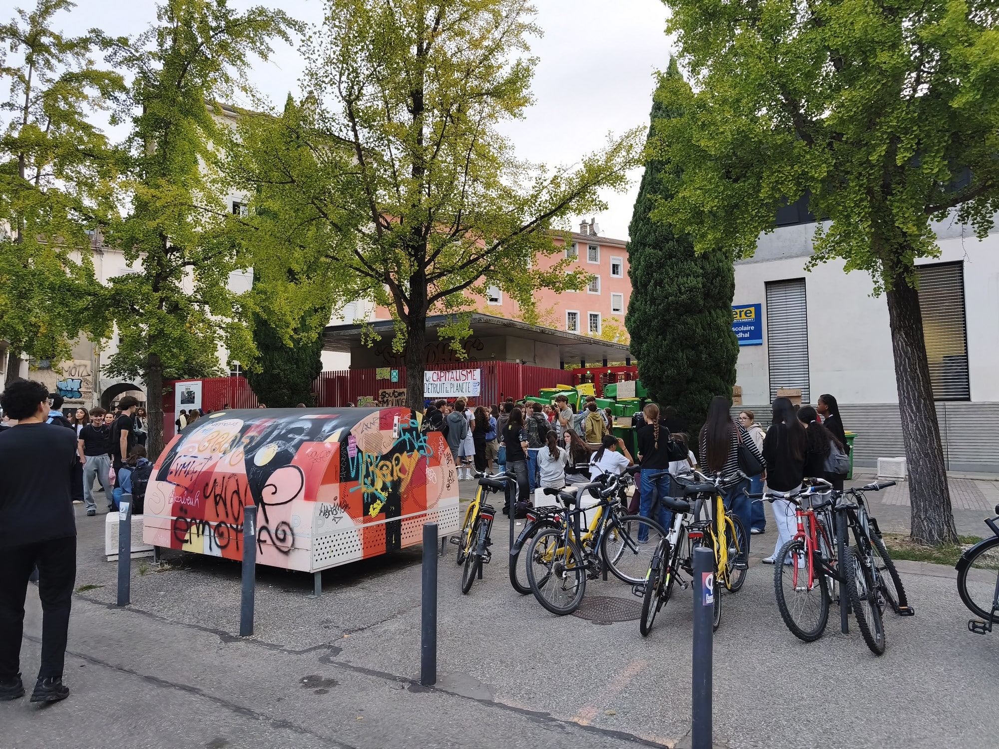 Heurts entre lycéens et forces de l'ordre devant le lycée Mounier de Grenoble... et de nouveaux blocages dans d'autres établissements