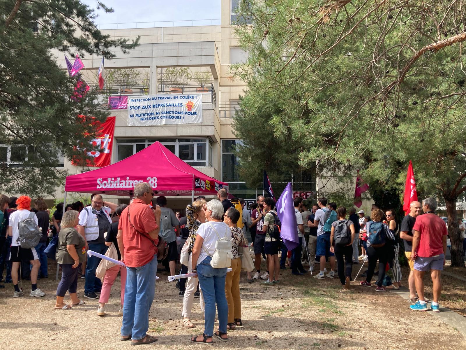 Rassemblement le 24 septembre 2026 devant les locaux de la DDETS de Grenoble. © Sud