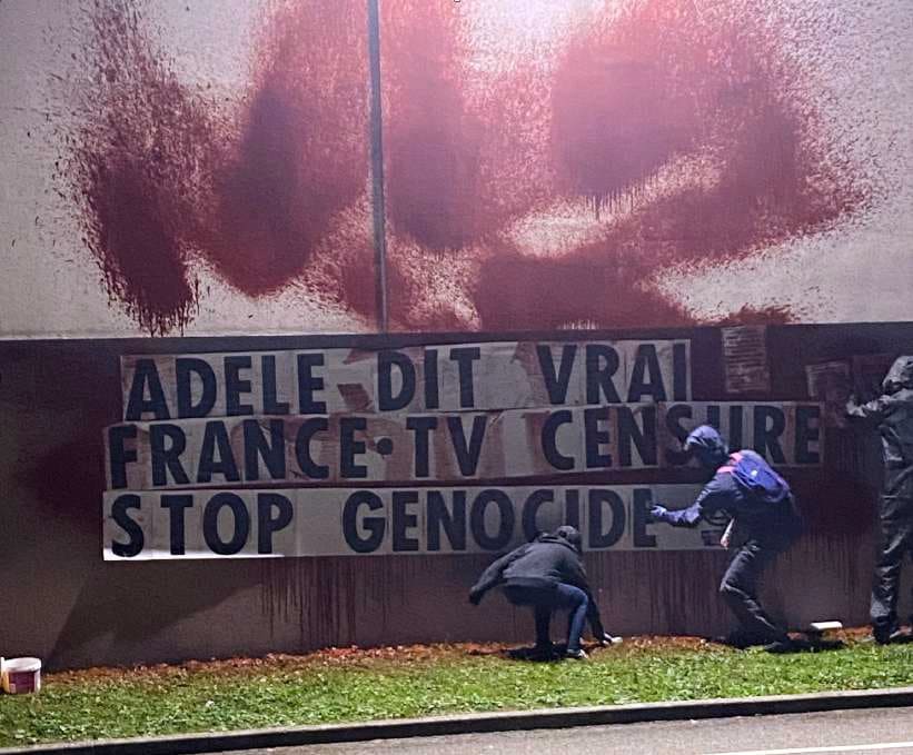 les militants de l’organisation Extinction Rébellion. Ces derniers ont placardé, jeudi 17 septembre 2026, des affiches indiquant « Adèle dit vrai. France TV censure. Stop génocide » et peint une tâche couleur rouge sang sur les murs des locaux de France 3 Alpes