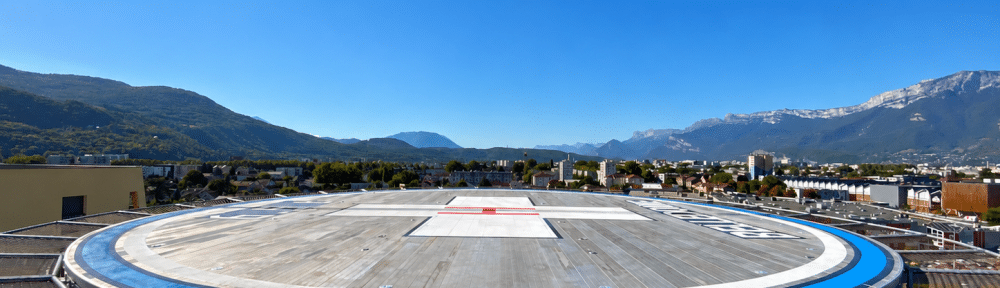 L'hélistation sur le toit de la clinique Belledonne à Saint-Martin-d'Hères est désormais opérationnelle; © Elsan