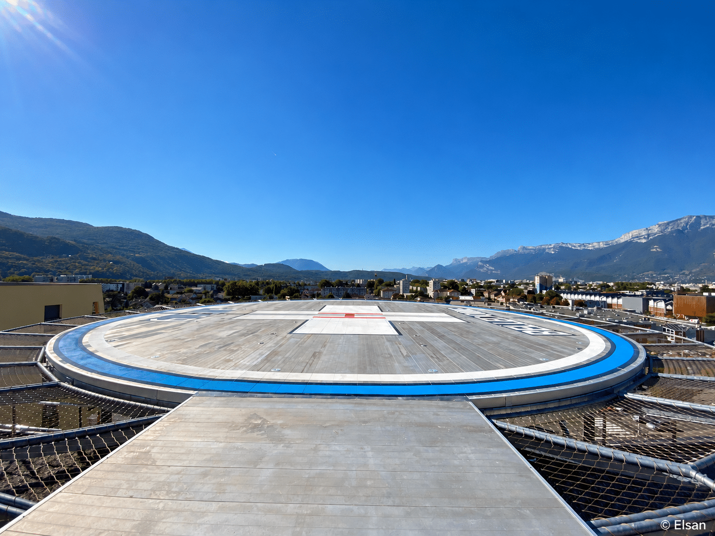 L'hélistation sur le toit de la clinique Belledonne à Saint-Martin-d'Hères est désormais opérationnelle; © Elsan