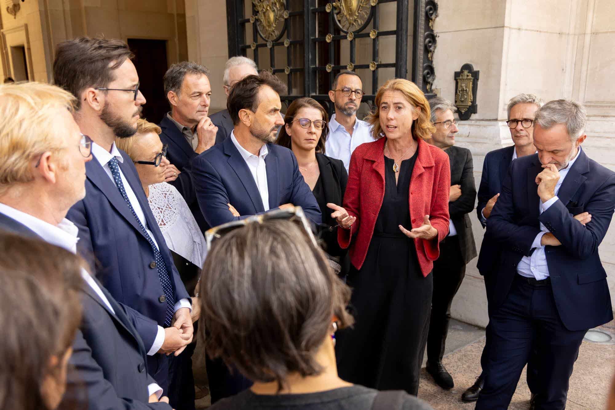 Laurence Ruffin avec les élus en faveur de l'encadrement des loyers, le 11 septembre 2026. © Emmanuel Grégoire - X