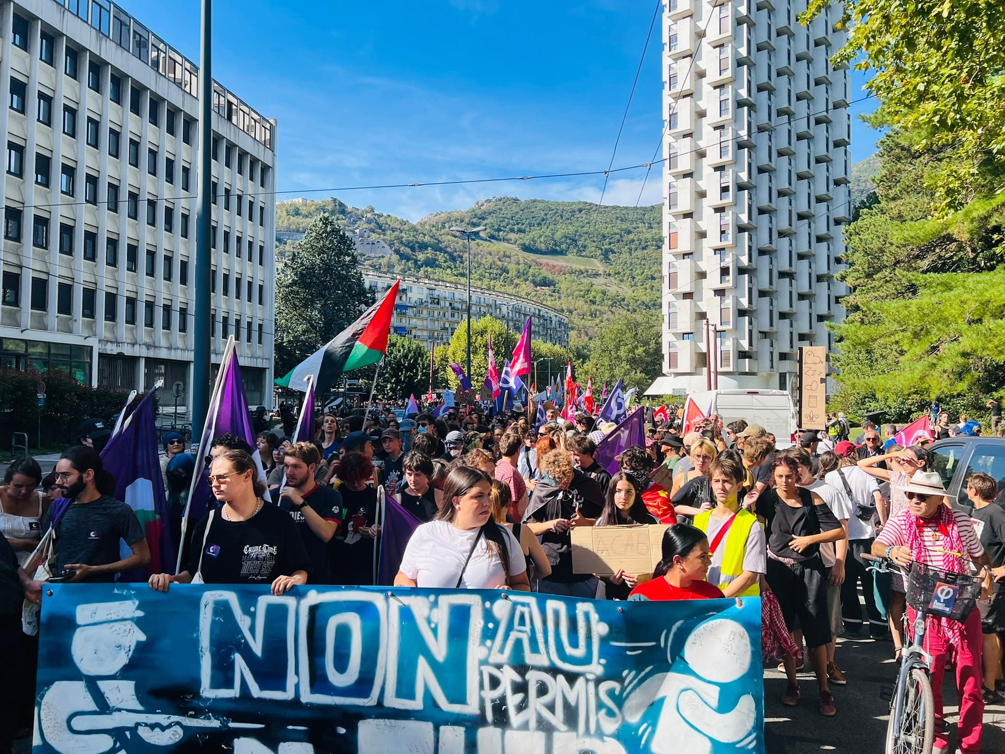 La banderole déployée indiquait « Non au permis de tuer ». DR