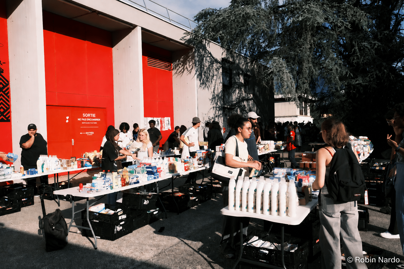 Distribution alimentaire à la résidence étudiante Berlioz sur le campus de Saint-Martin-d'Hères. © Robin Nardo