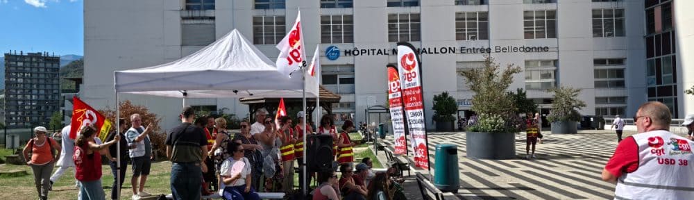 Rassemblement sur le parvis du bâtiment Belledonne du CHU de Grenoble, mardi 25 septembre 2026. © Joël Kermabon - Place Gre'net