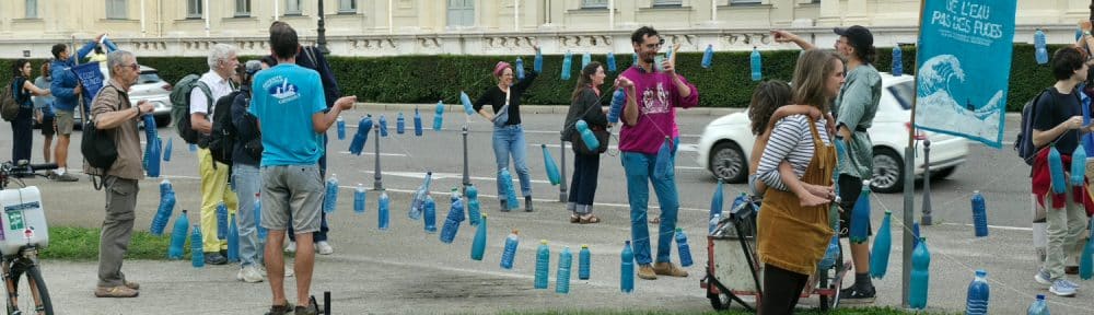 Les militants de STopMicro ont installé une guirlande composée de 160 bouteilles devant la préfecture de l'Isère. © Joël Kermabon - Place Gre'net