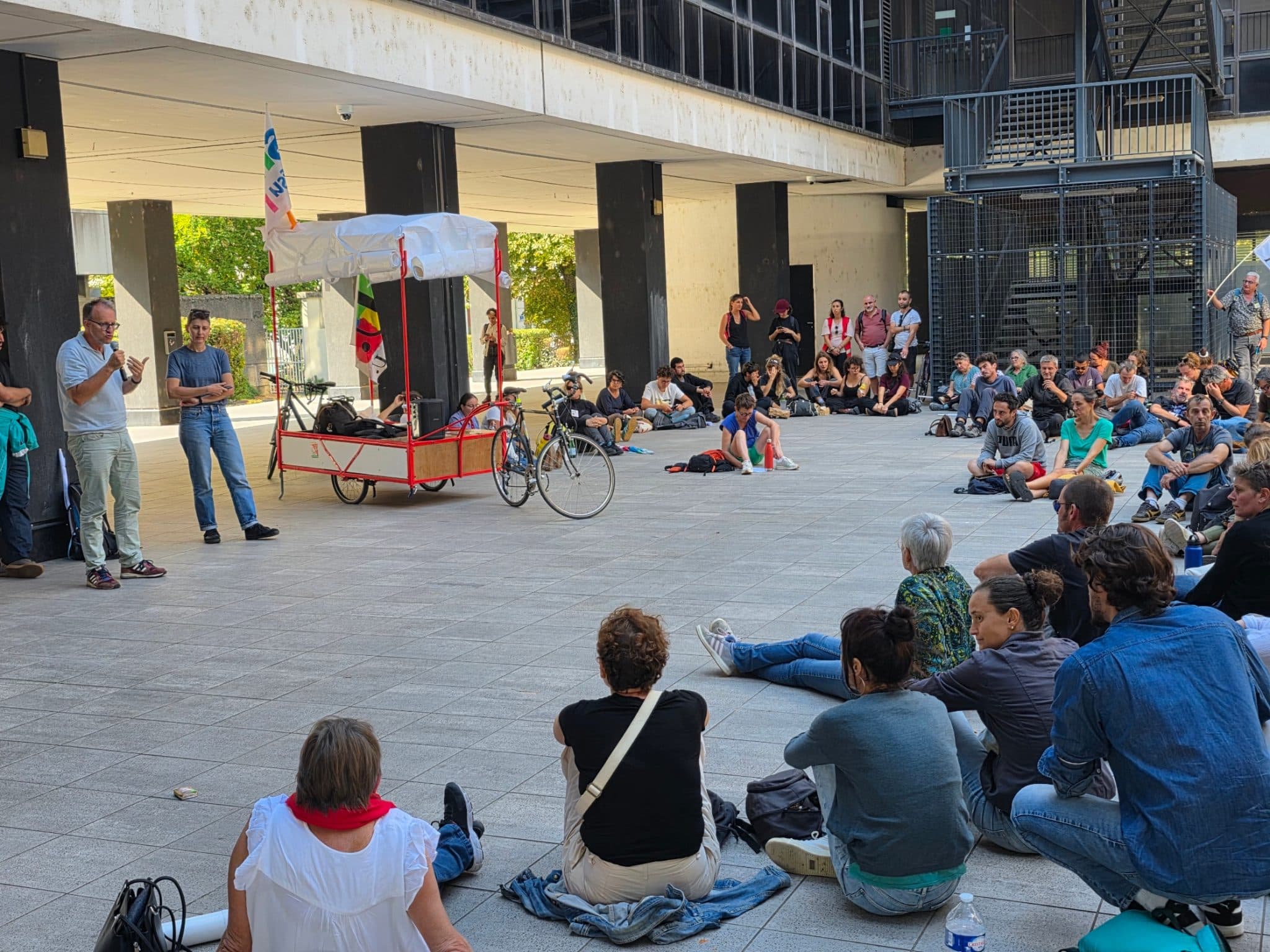 Quelque 128 enseignants, universitaires ou représentants d'associations de parents d'élève ont pris part à l'assemblée générale qui lancé un appel à la grève. © Joël Kermabon - Place Gre'net