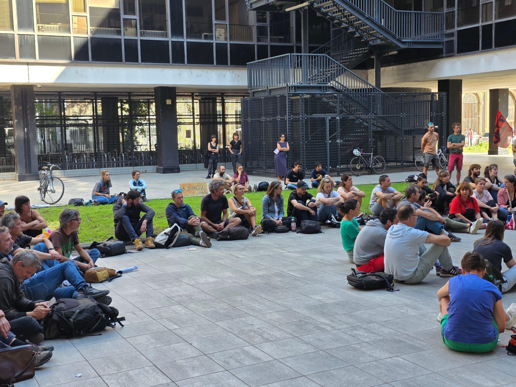 De nombreuses prises de parole ont émaillé l'AG des enseignants. © Joël Kermabon - Place Gre'net
