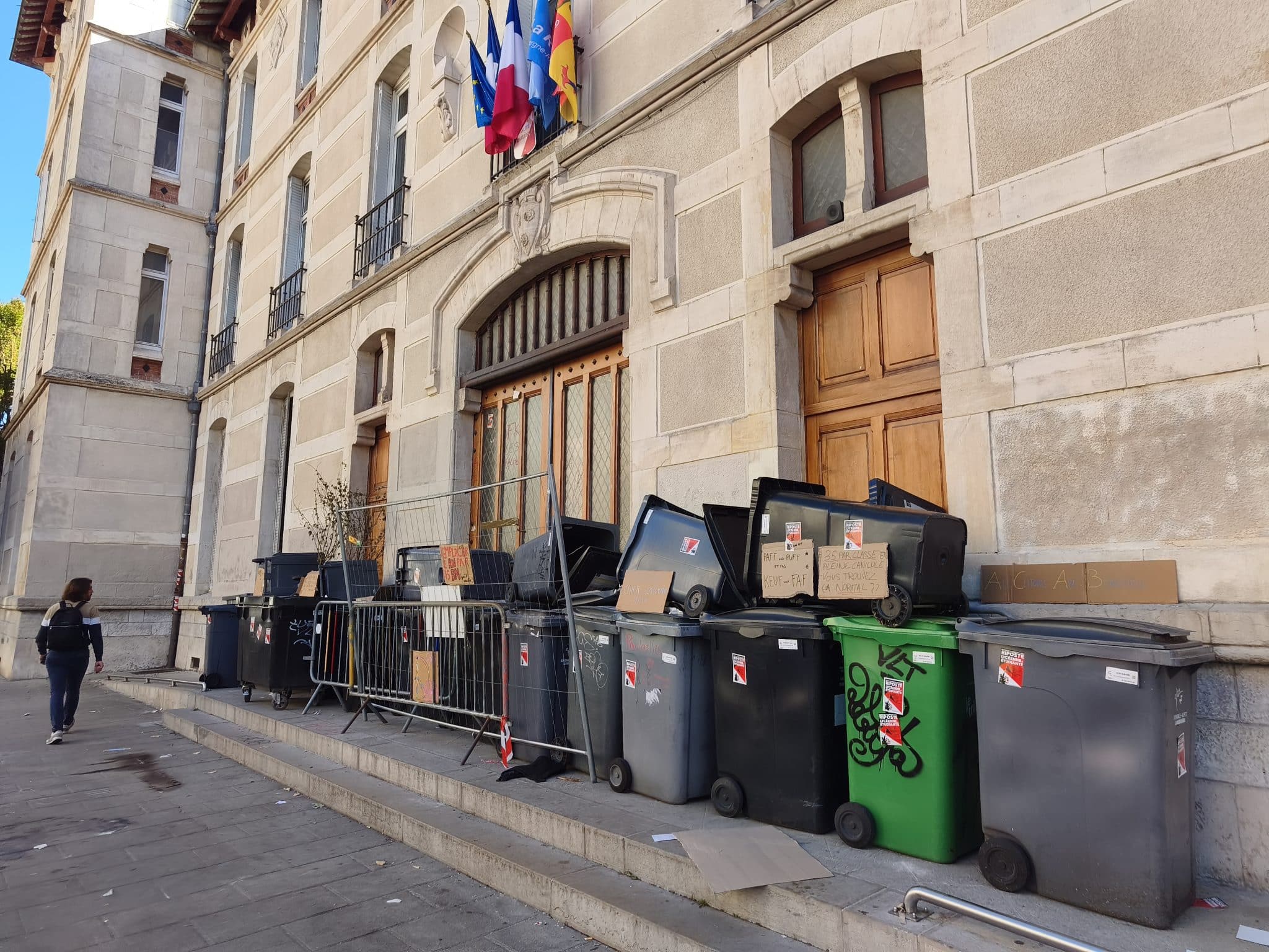Un mur de poubelles devant les portes du lycée Champollion à Grenoble. © Florent Mathieu - Place Gre'net