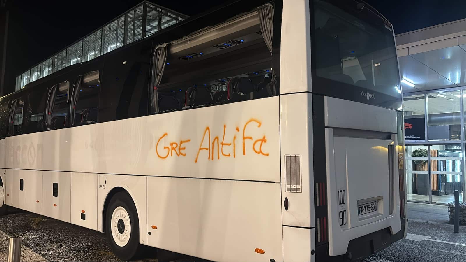 Pour Valentin Gabriac, l'inscription Gre Antifa laissée à l'arrière de l'autocar attaqué ne laisse guère de doutes quant à l'identité des agresseurs. © Compagnie des Autocars Lyonnais