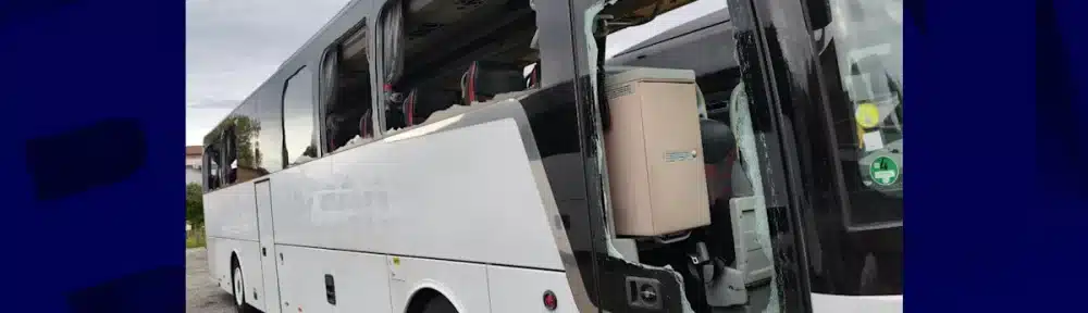 Un car devant transporter des sympathisants du Rassemblement national (RN) au congrès d'Orléans a été dégradé à Grenoble par des militants masqués, à l'aube dimanche 25 octobre 2026. - © Compagnie des Autocars Lyonnais