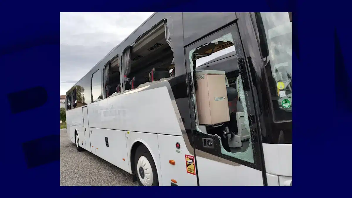 Un car devant transporter des sympathisants du Rassemblement national (RN) au congrès d'Orléans a été dégradé à Grenoble par des militants masqués, à l'aube dimanche 25 octobre 2026. - © Compagnie des Autocars Lyonnais
