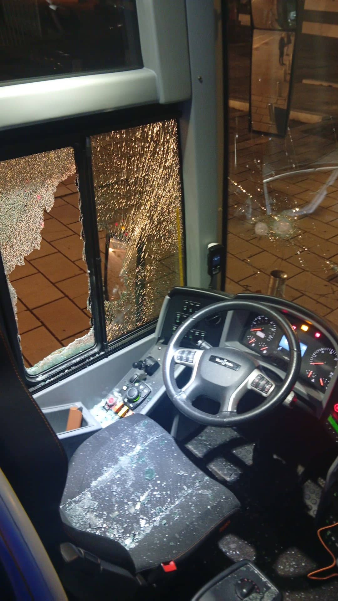 Un car devant transporter des sympathisants du Rassemblement national (RN) au congrès d'Orléans a été dégradé à Grenoble par des militants masqués, à l'aube dimanche 25 octobre 2026. - © Compagnie des Autocars Lyonnais