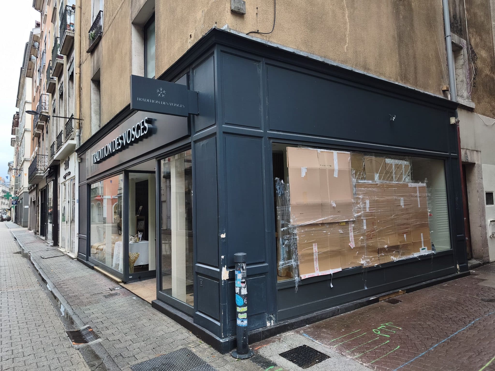 Pillages et saccages du 17 octobre à Grenoble : des commerçants durement touchés mais désireux de relever la tête. Des commerces dégradé en centre-ville de Grenoble. © Florent Mathieu - Place Gre'net