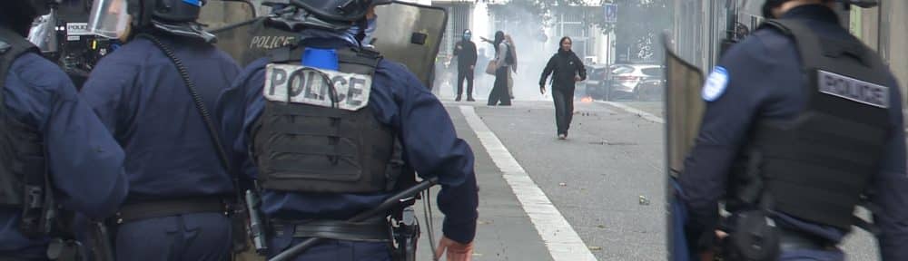 En marge de la manifestation du 17 octobre 2026, les policiers ont eu fort à faire avec les émeutiers qui se sont livrés à des pillages. © Joël Kermabon - Place Gre'net