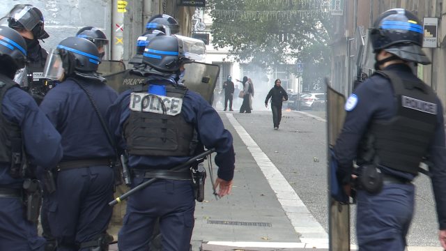 En marge de la manifestation du 17 octobre 2026, les policiers ont eu fort à faire avec les émeutiers qui se sont livrés à des pillages. © Joël Kermabon - Place Gre'net