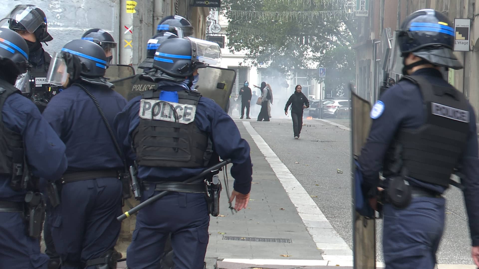 En marge de la manifestation du 17 octobre 2026, les policiers ont eu fort à faire avec les émeutiers qui se sont livrés à des pillages. © Joël Kermabon - Place Gre'net