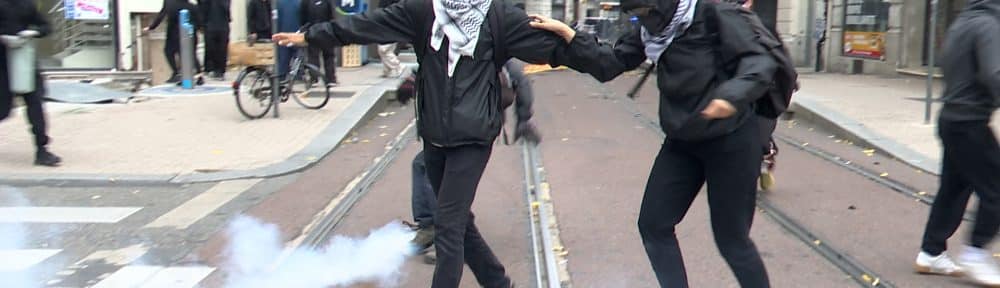La France résiste se mobilise contre les pillages. De nombreux affrontements entre forces de l'ordre et individus cagoulés ont eu lieu dans différents quartiers de Grenoble. © Joël Kermabon - Place Gre'net