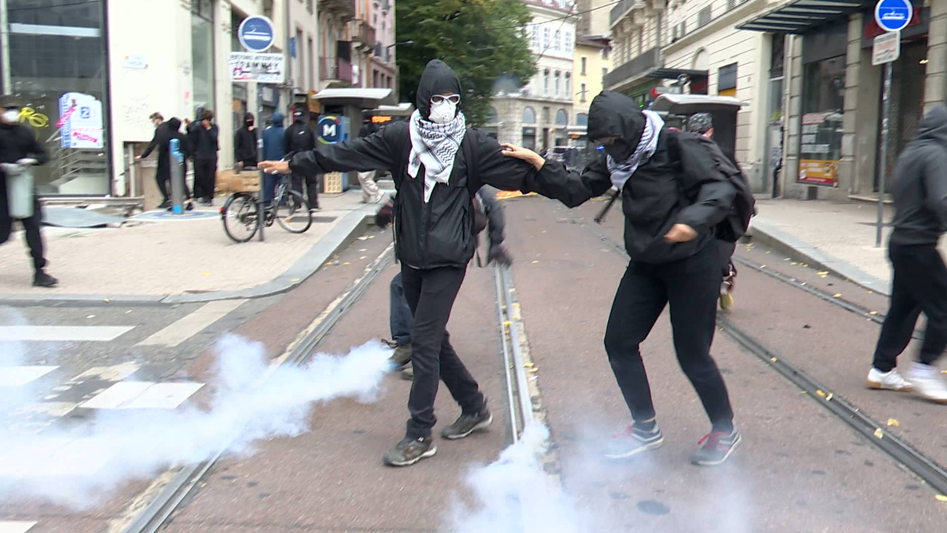 La France résiste se mobilise contre les pillages. De nombreux affrontements entre forces de l'ordre et individus cagoulés ont eu lieu dans différents quartiers de Grenoble. © Joël Kermabon - Place Gre'net