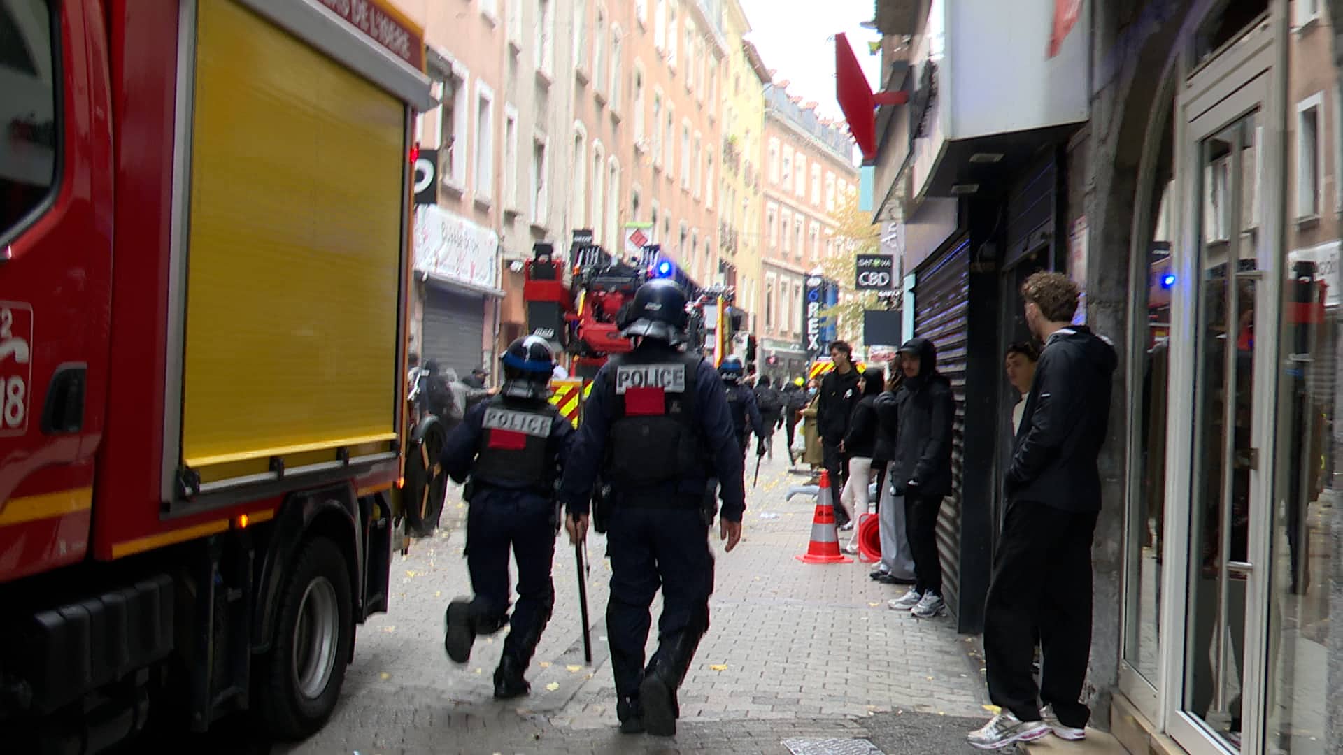 Des policiers repoussant un groupe de pilleurs rue saint-Jacques, le 17 octobre 2026. © Joël Kermabon - Place Gre'net
