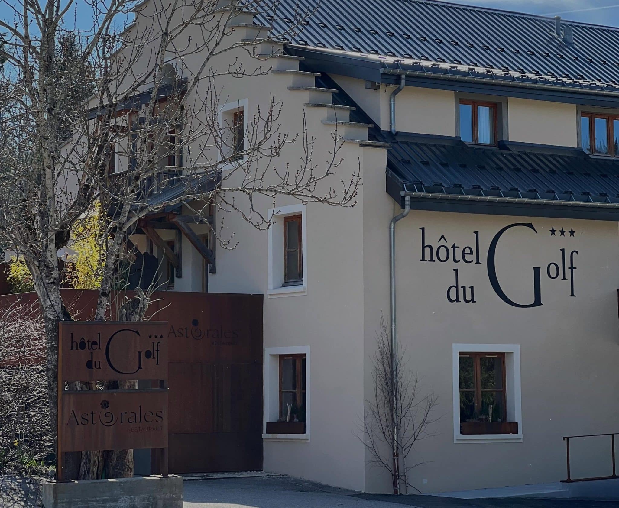 Le restaurant Astérales se trouve au sein de l'Hôtel du Golf de Corrençon-en-Vercors. © Hôtel du Golf - Facebook