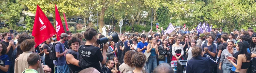 Près de 300 lycéens rassemblés devant le rectorat de Grenoble en attendant le retour d'une délégation reçue par le recteur. © Joël Kermabon - Place Gre'net