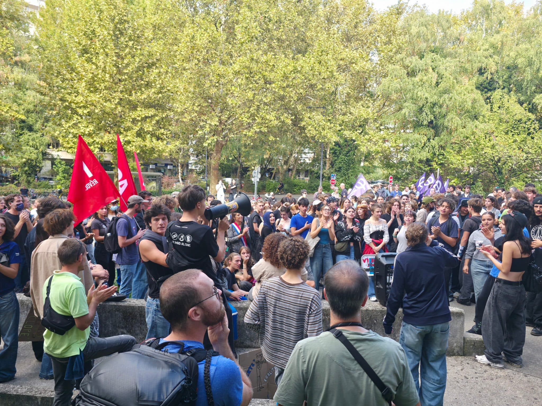 Près de 300 lycéens rassemblés devant le rectorat de Grenoble en attendant le retour d'une délégation reçue par le recteur. © Joël Kermabon - Place Gre'net